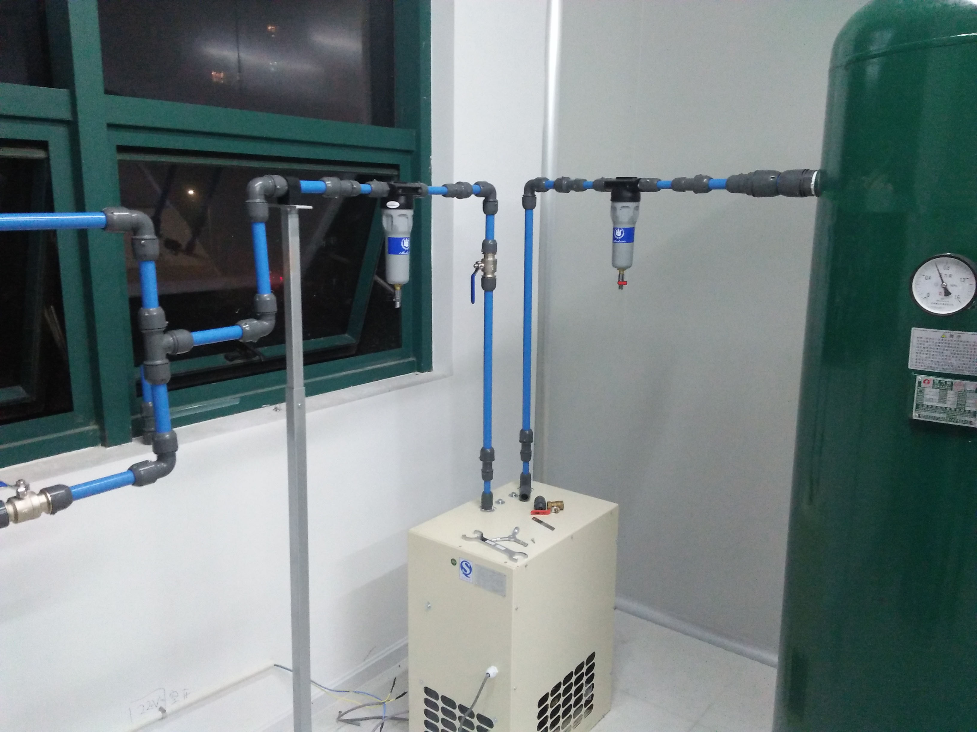 与上海某大学合作完成室内静音空压机安装
